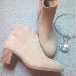 Women's tan size 7M ankle boots